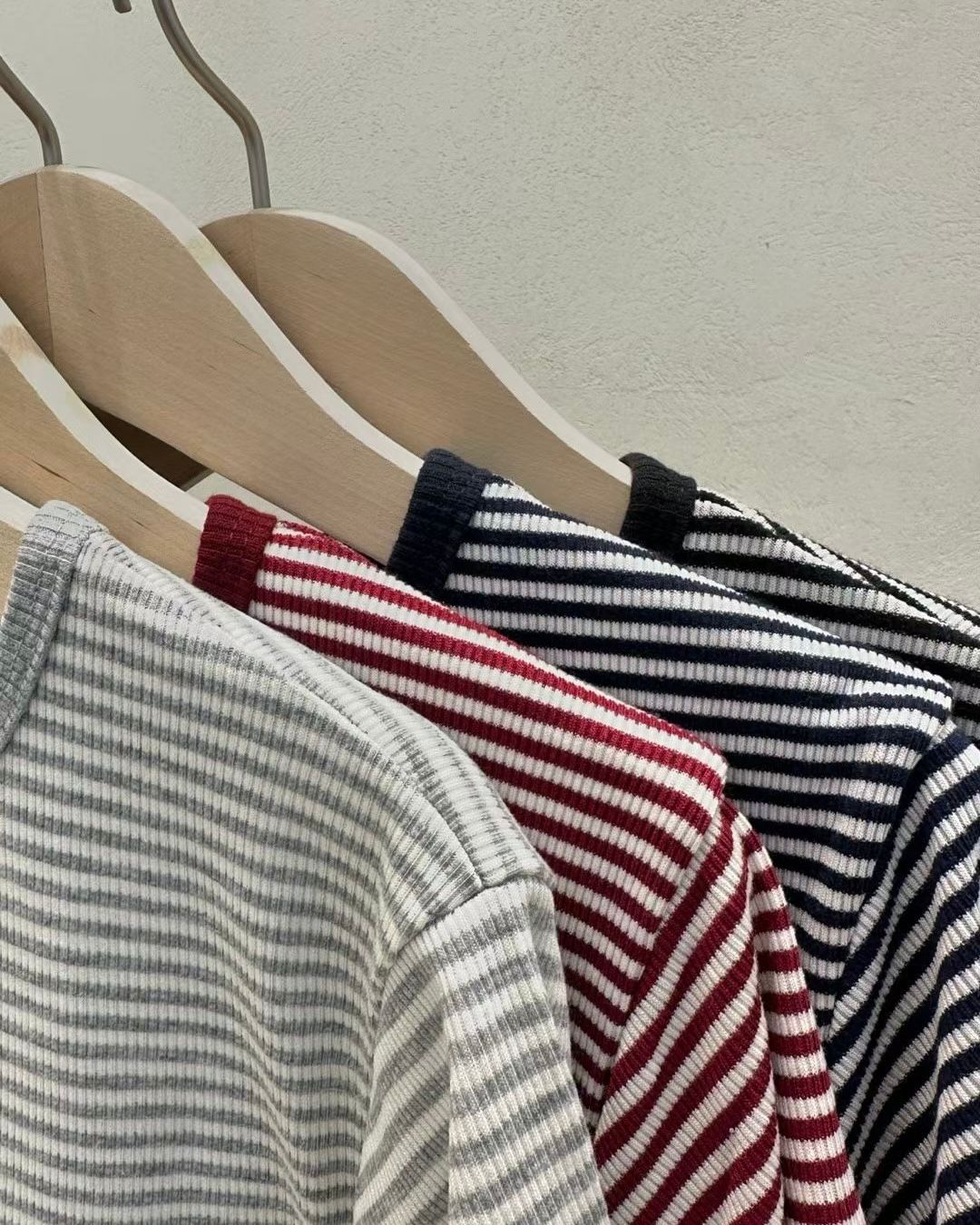 圓領橫間鈕扣 Tee