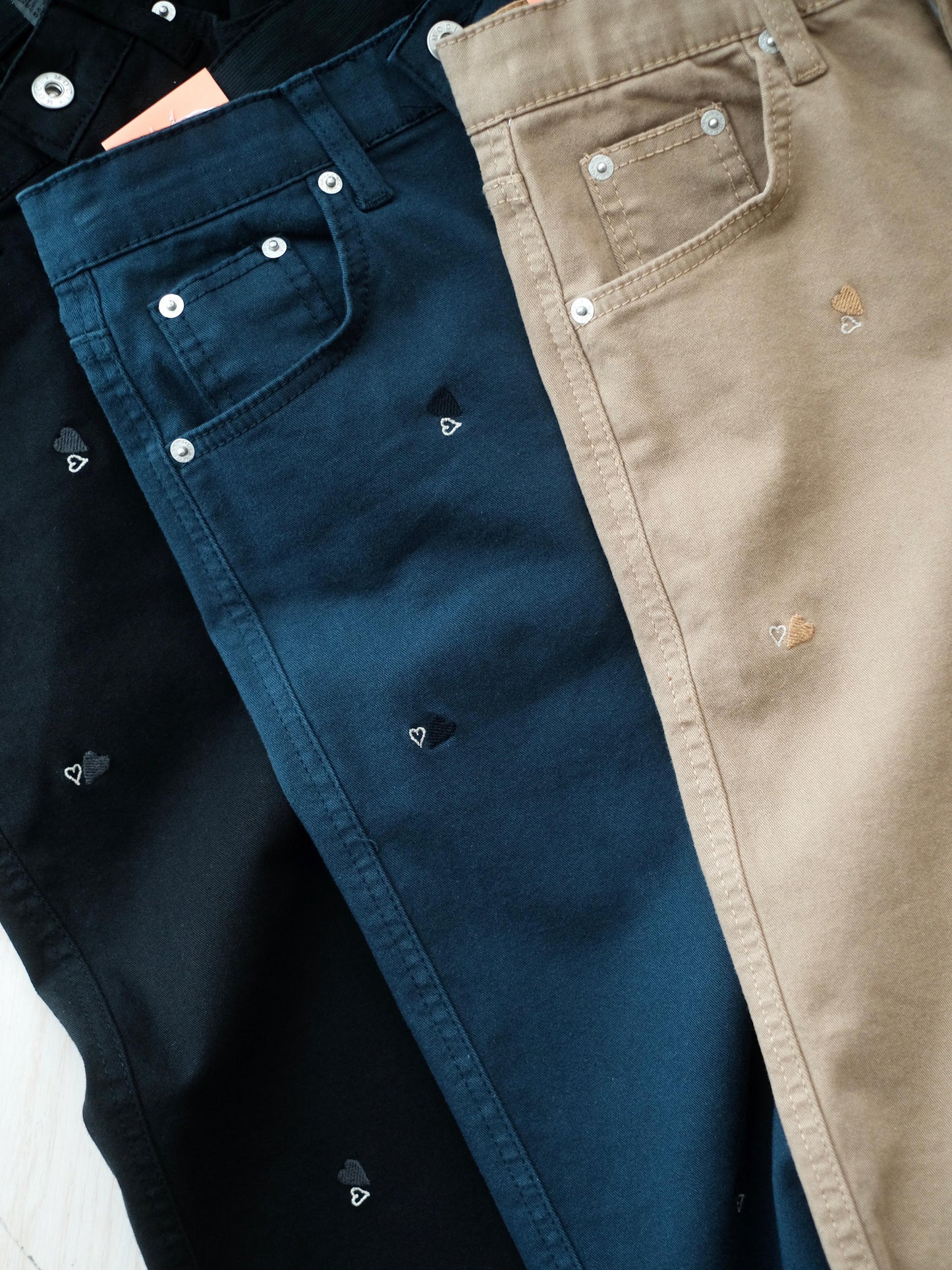 Moci 心心刺繡闊筒扯布褲