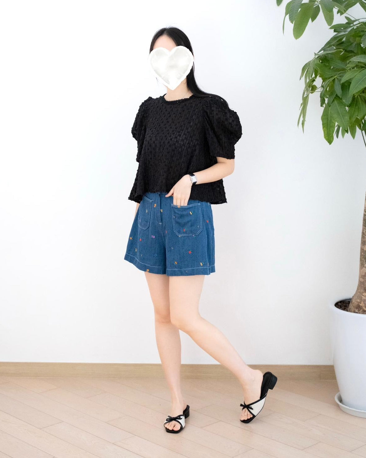 Moci 小碎花刺繡牛仔短褲