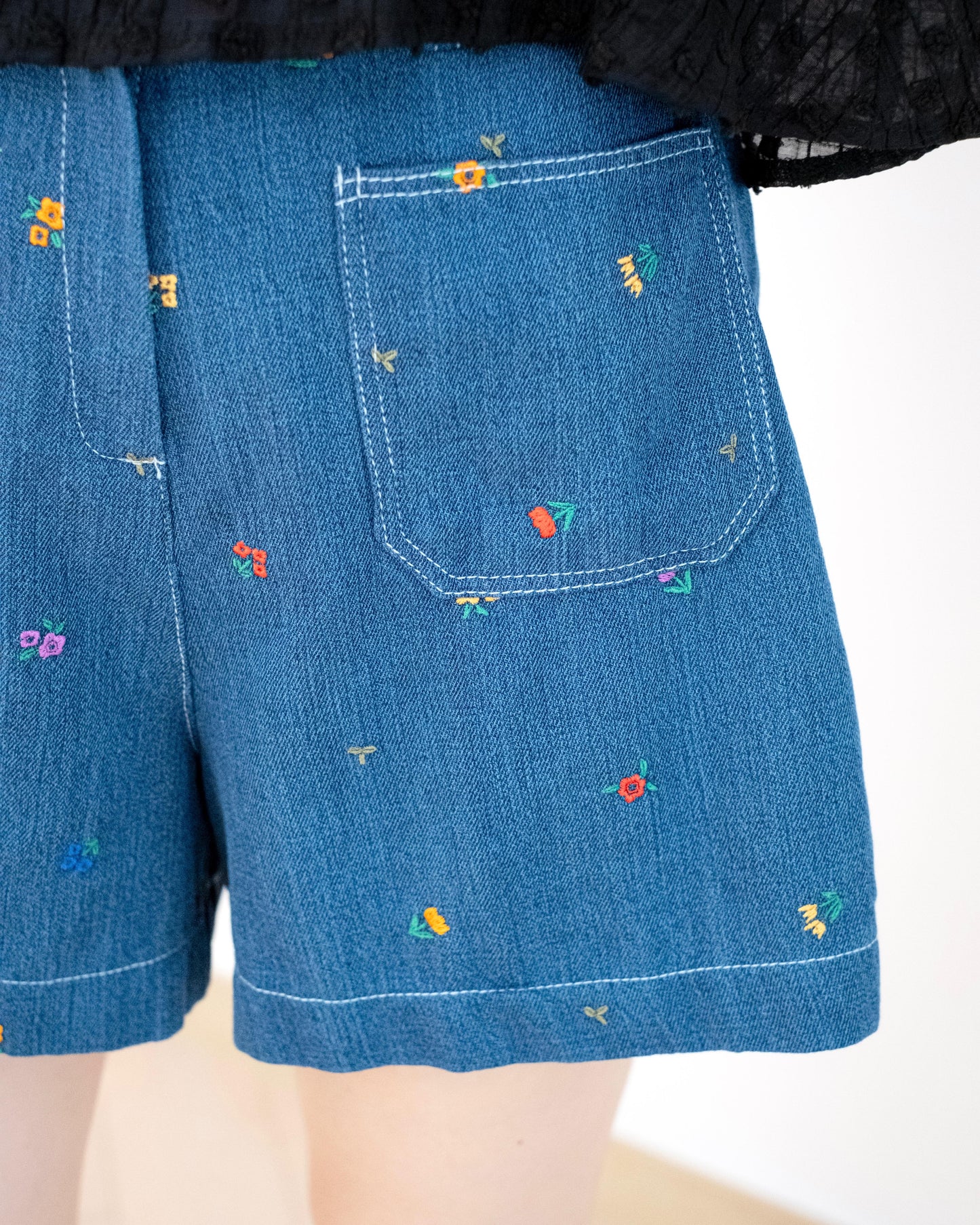 Moci 小碎花刺繡牛仔短褲