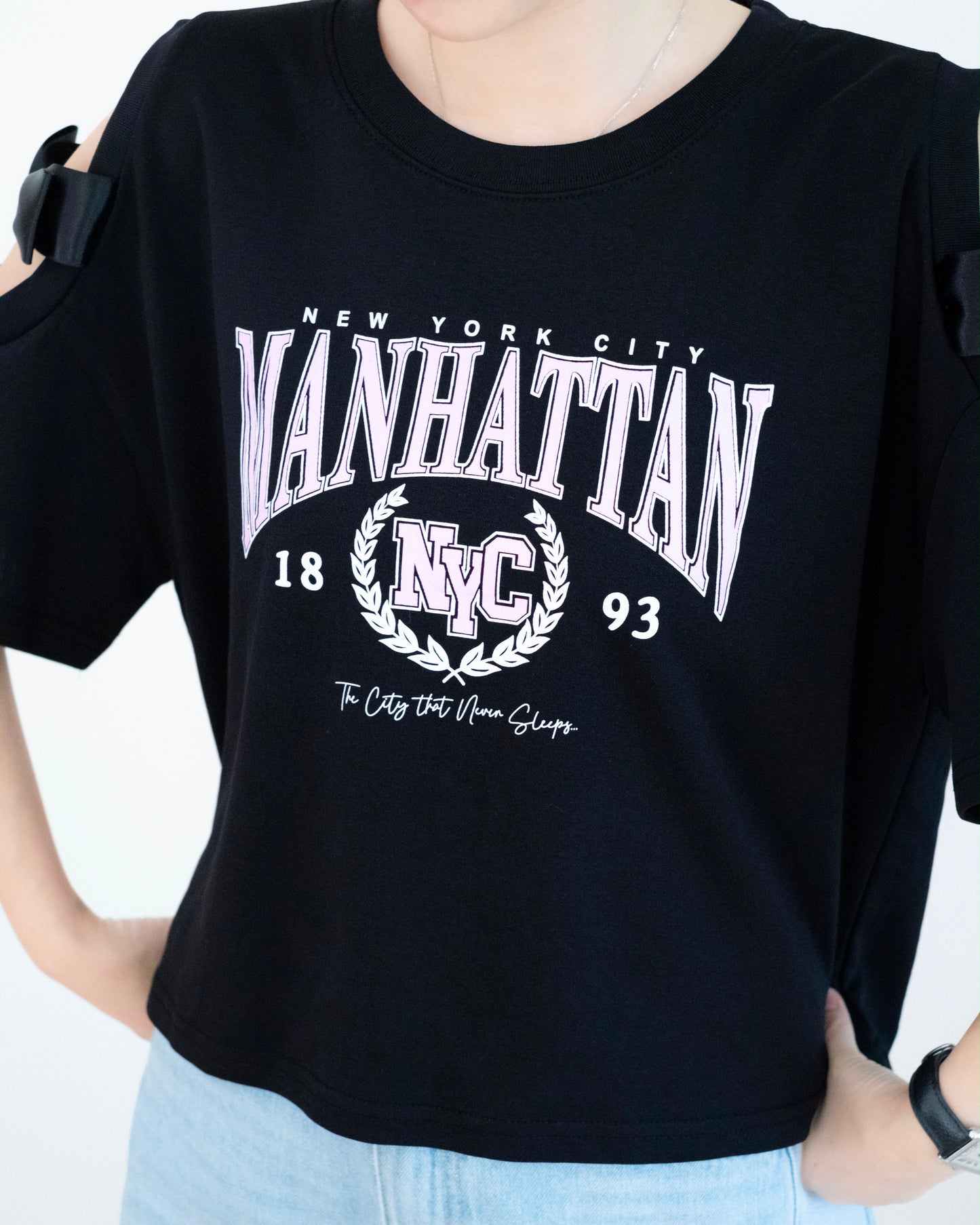 鏤空蝴蝶結撞英文字Tee