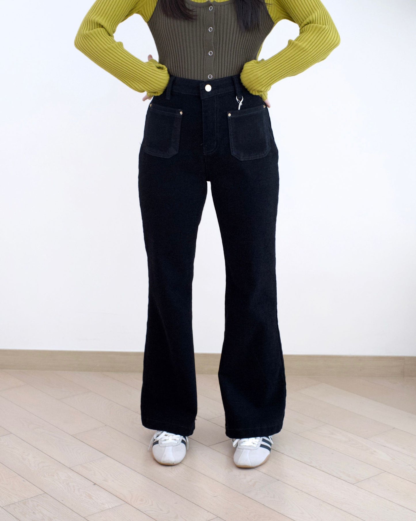 Howluk 口袋絨毛喇叭牛仔褲