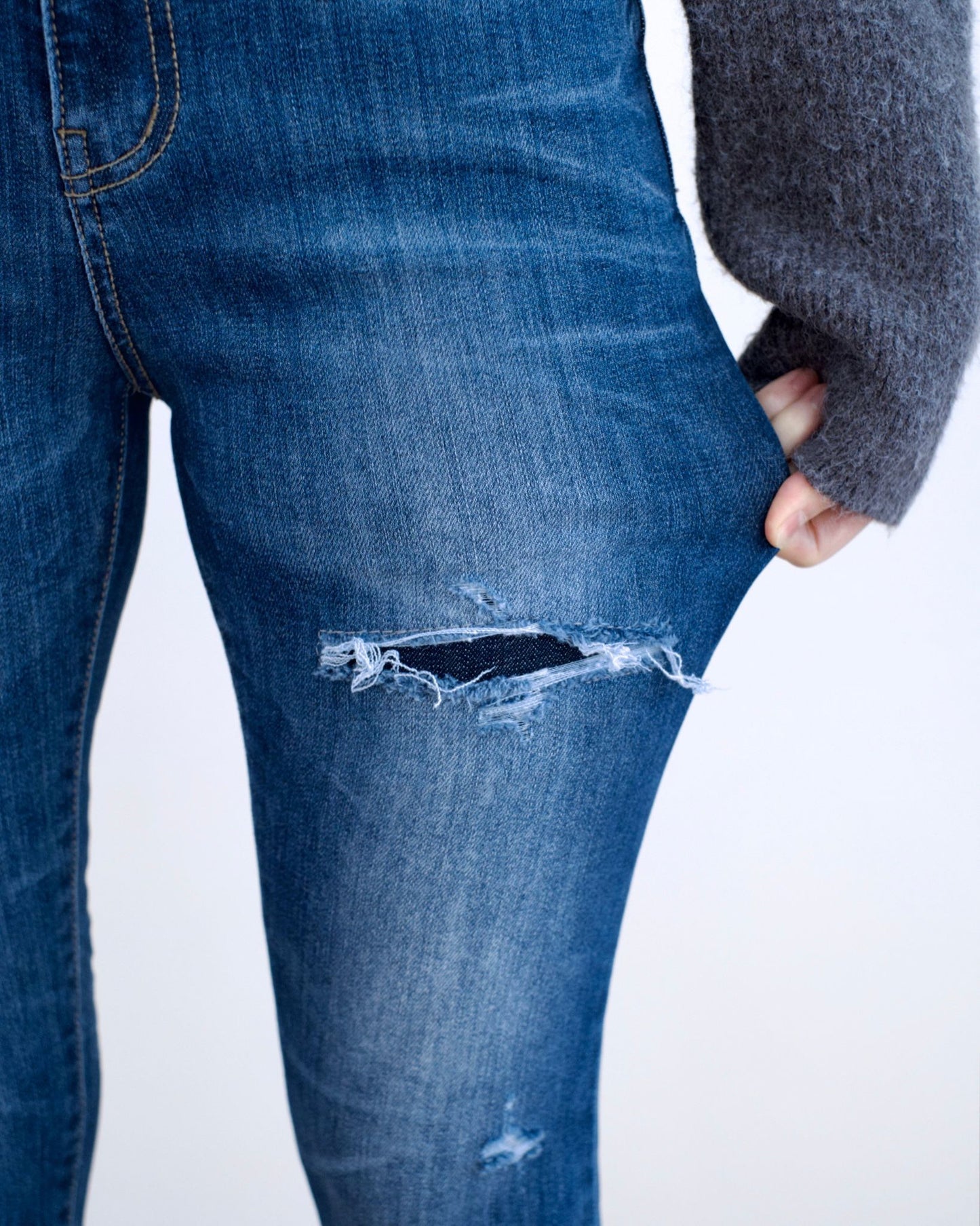 Howluk 微破洞貼腳牛仔褲