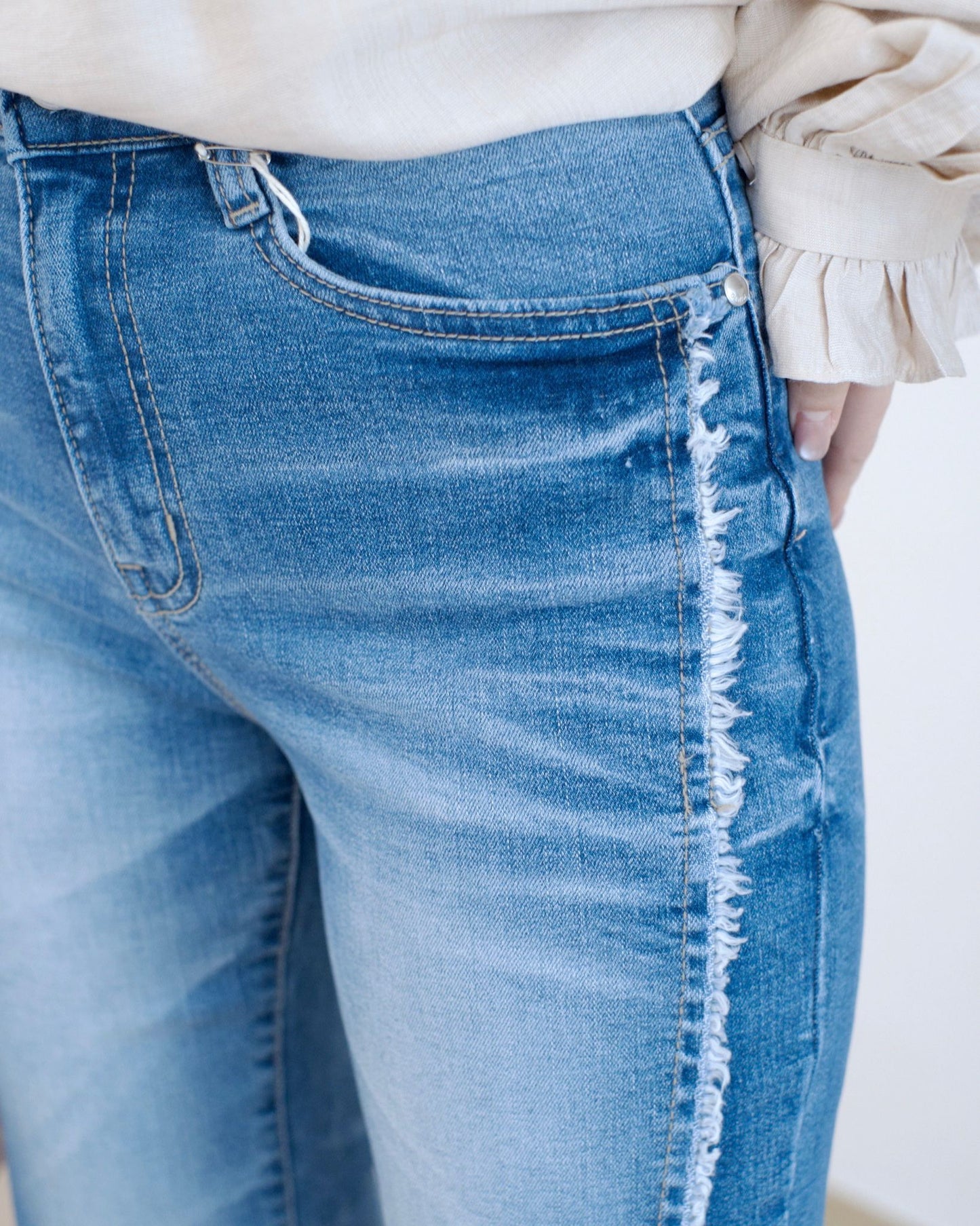 Howluk 毛邊微喇叭牛仔褲