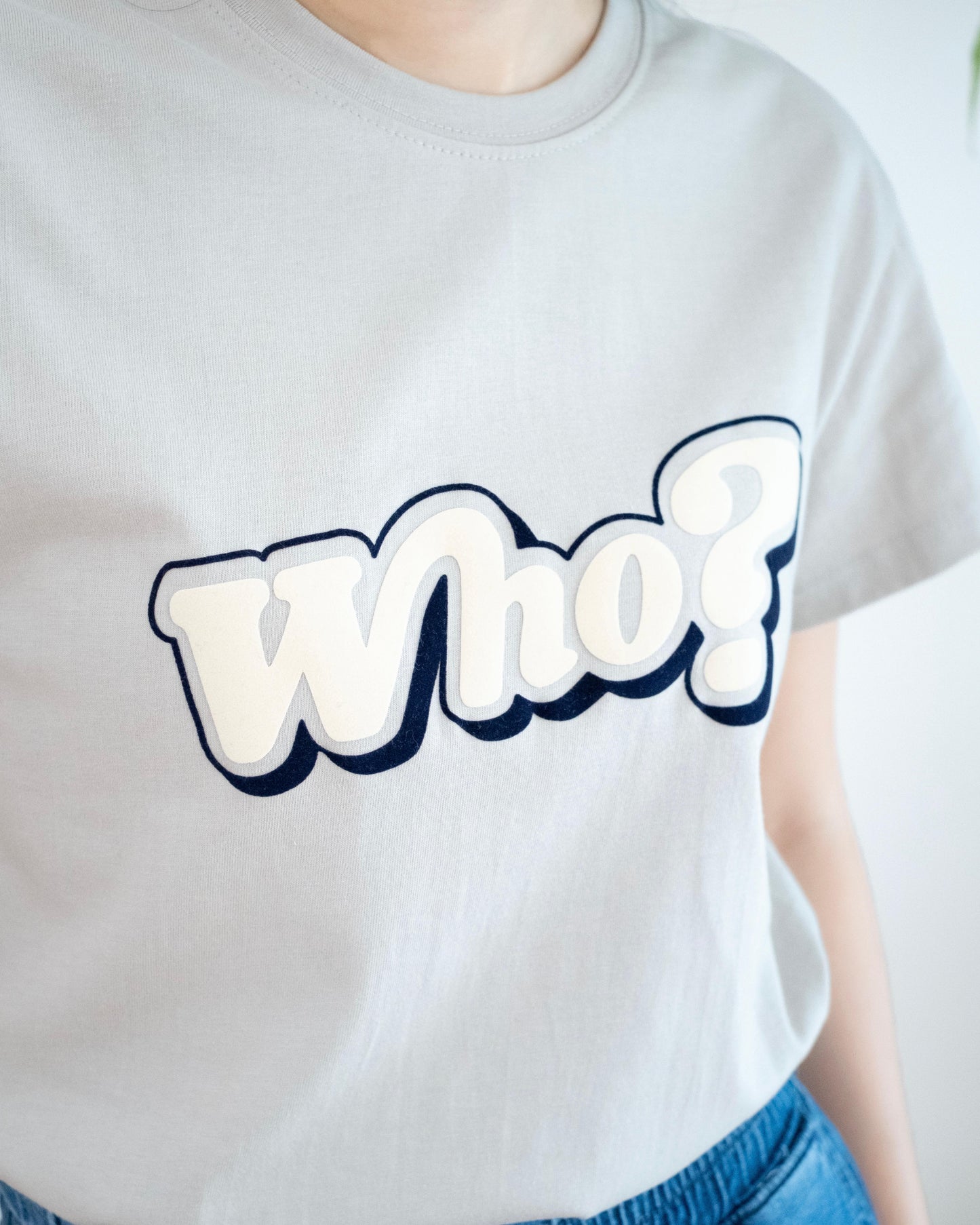 撞色"Who?"Tee