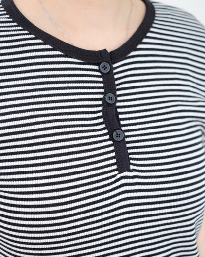 圓領橫間鈕扣 Tee