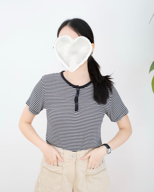 圓領橫間鈕扣 Tee
