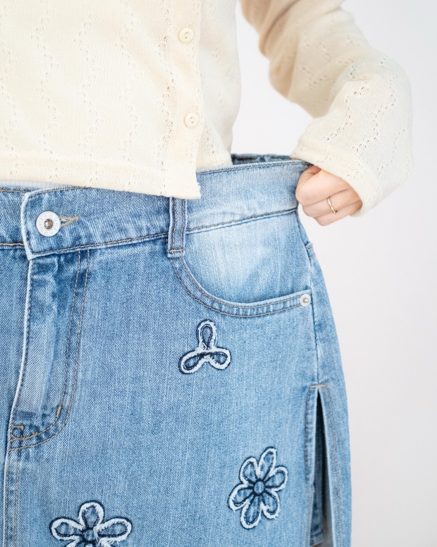 Moci 刺繡花花牛仔短裙褲