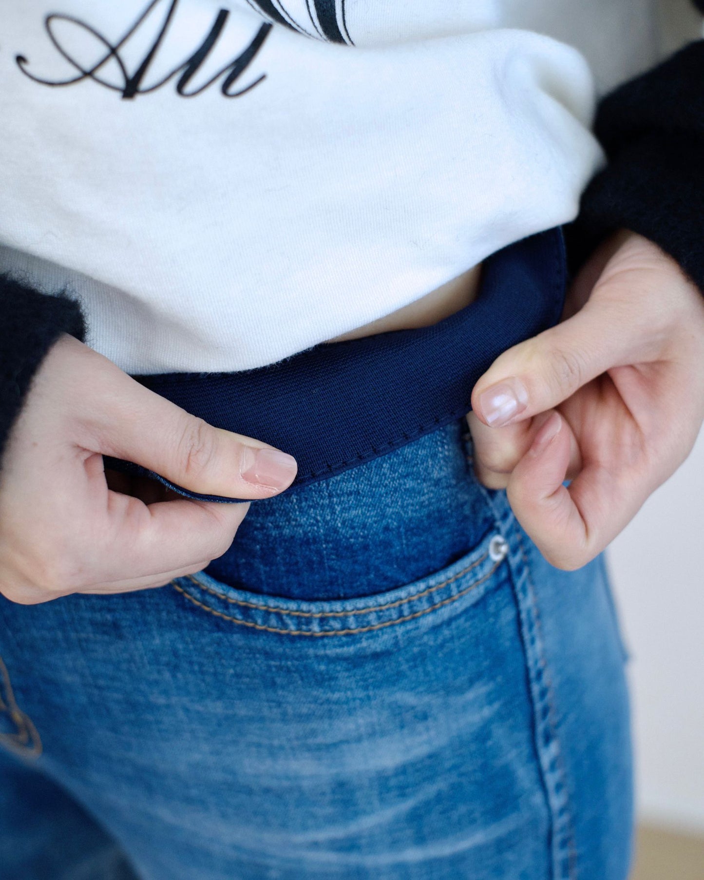 Vikini 洗水貼腳牛仔褲