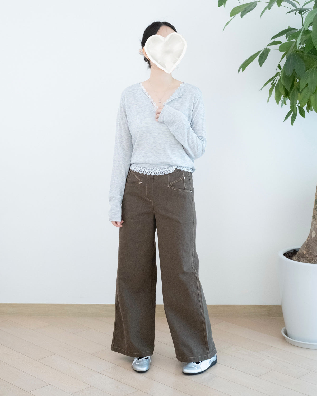 Moci 鉚釘點綴斜口袋扯布褲