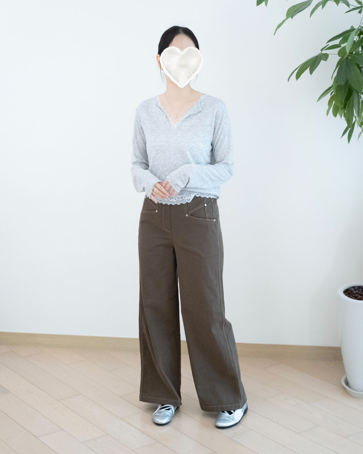 Moci 鉚釘點綴斜口袋扯布褲