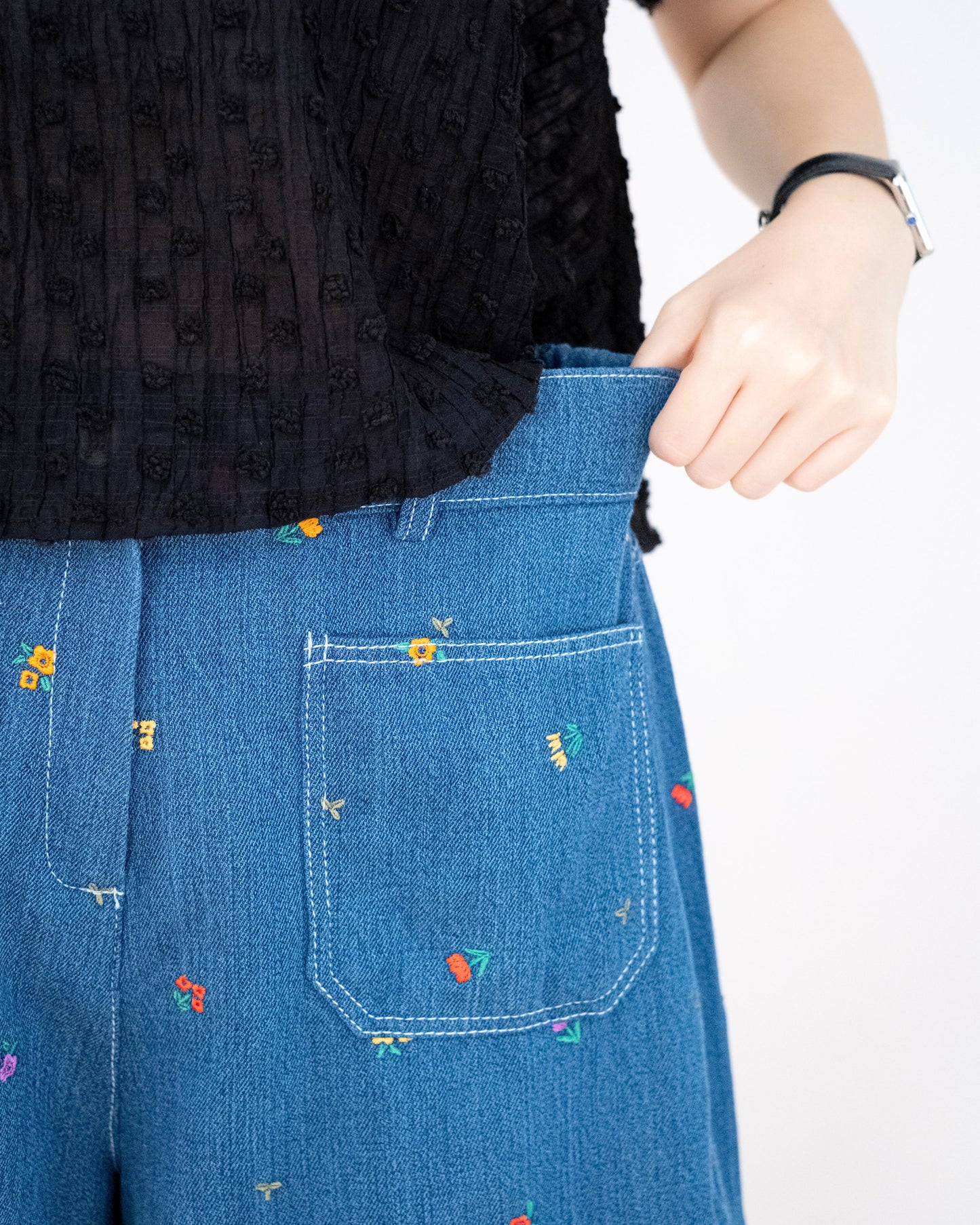 Moci 小碎花刺繡牛仔短褲