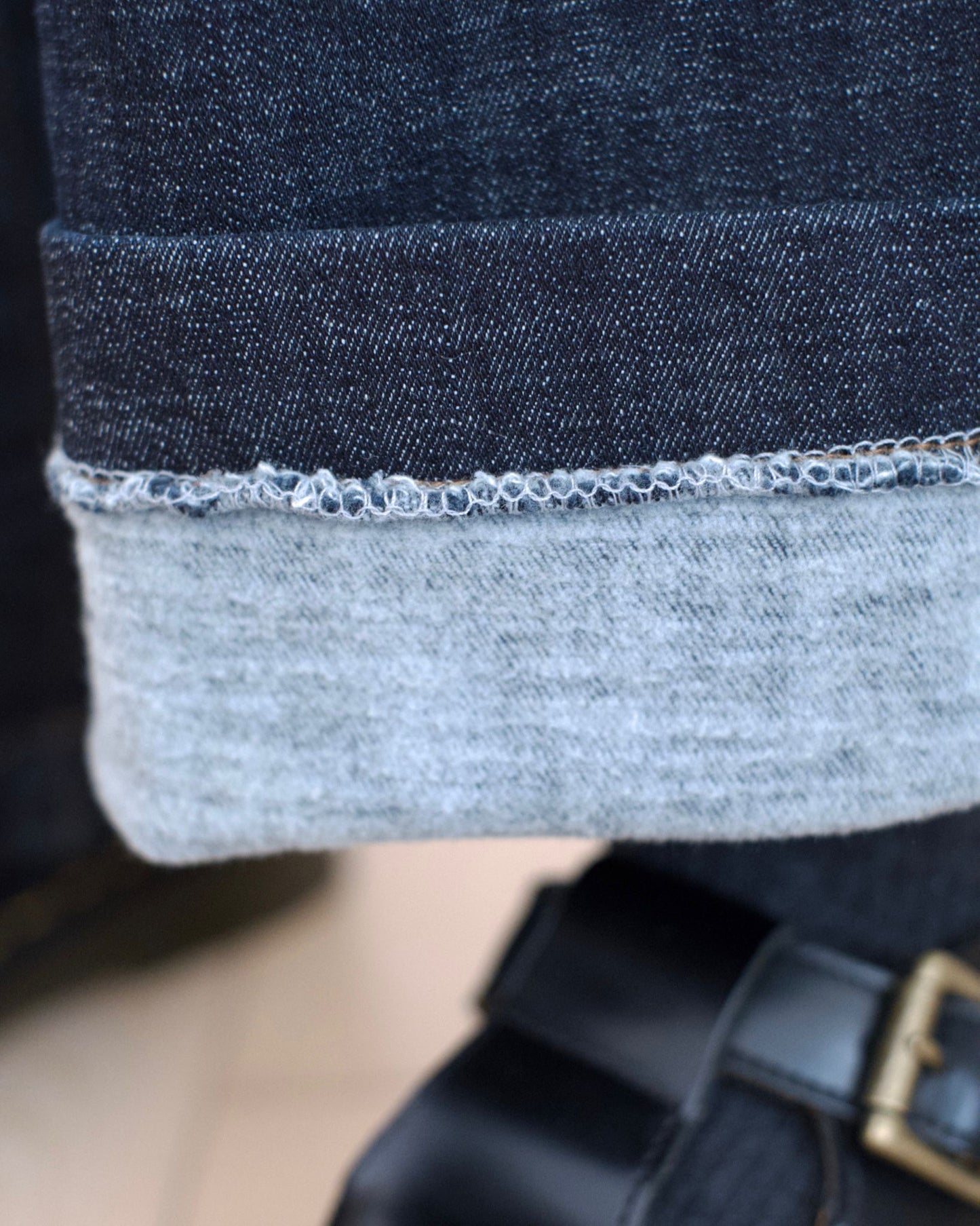 Howluk 薄絨直筒牛仔褲